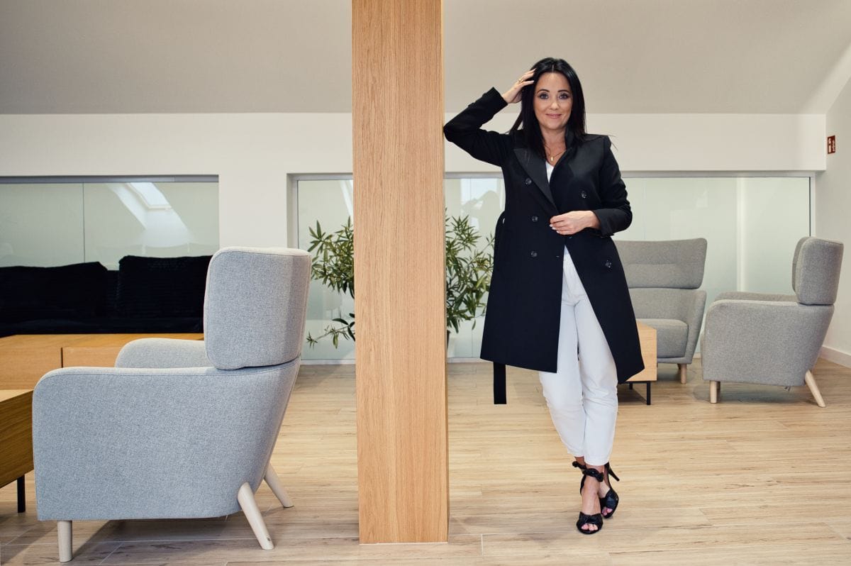 Ola-black-DSC_2600-1200