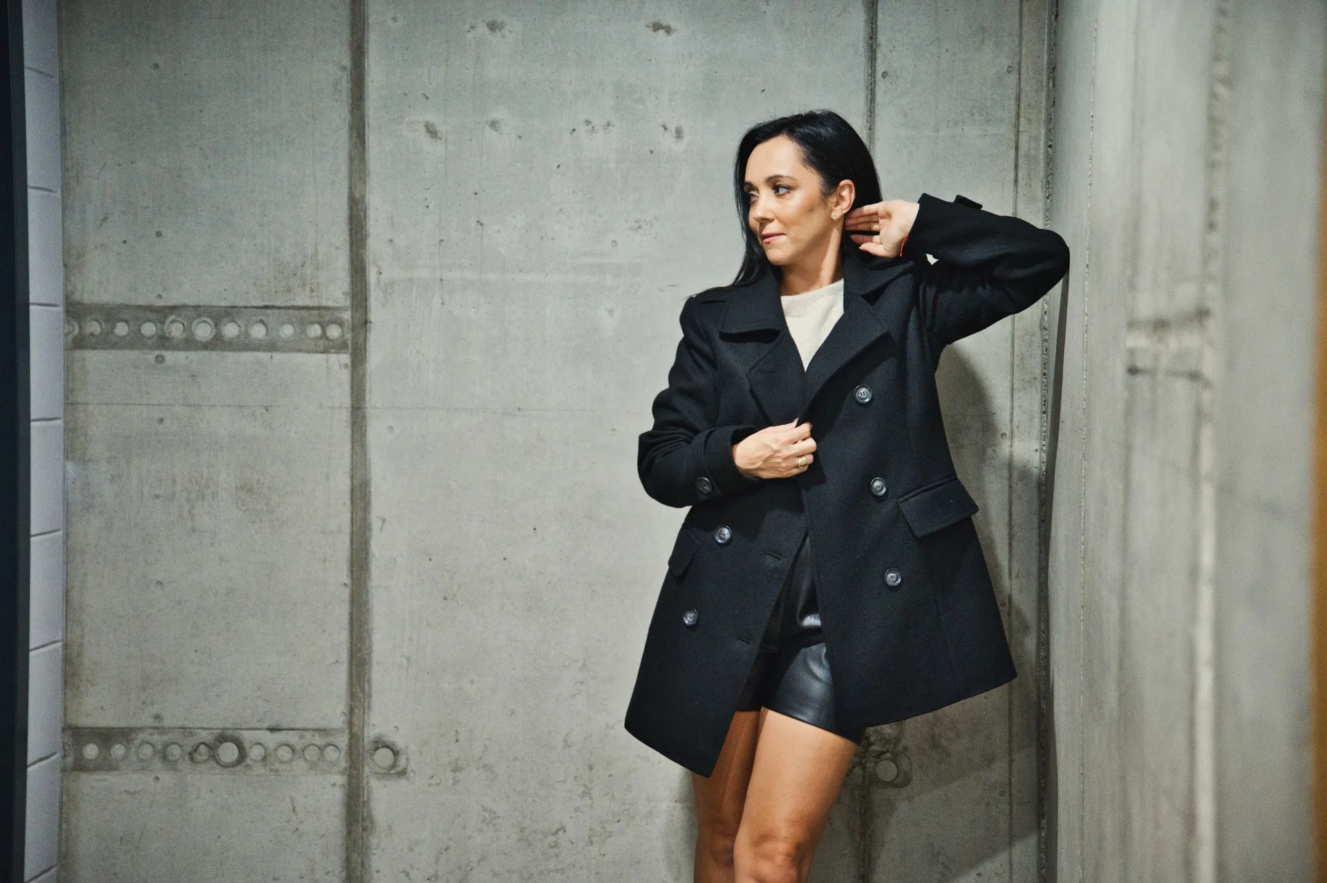 Czarny płaszcz jesienno-zimowy